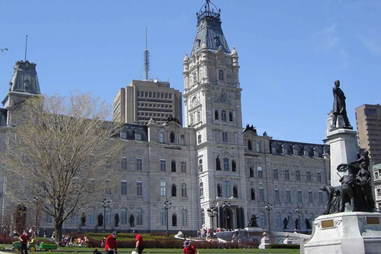 A tour group and a white coach in front of the Château Frontenac